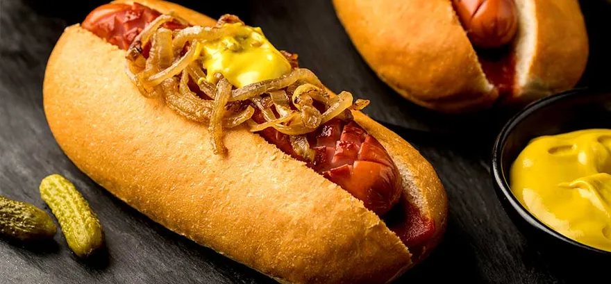 ¡Déjate caer y disfruta el hotdog del momento!