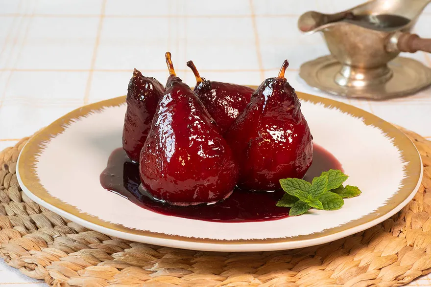 Peras en vino tinto. Una clásica tradición francesa para disfrutar en diferentes variedades a la hora de servir el postre.