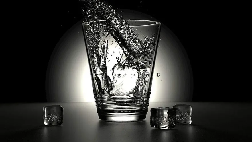 Lumen la bebida con champagne, agua mineral y otros ingredientes para un momento de iluminación