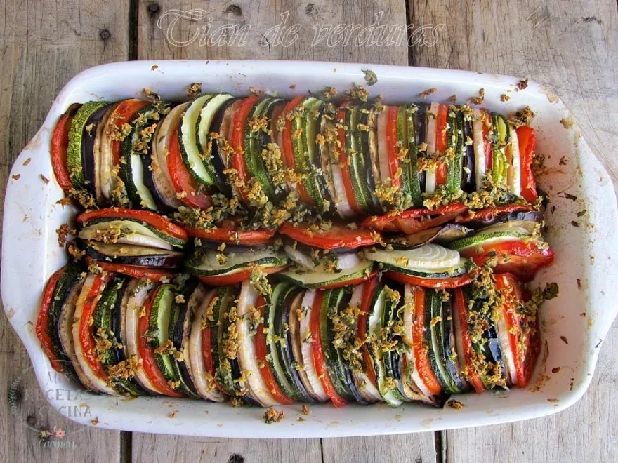 Tian de vegetales provenzales. Este platillo es un delicado arcoíris de colores, perfecto para disfrutar todo el año en muchas versiones.