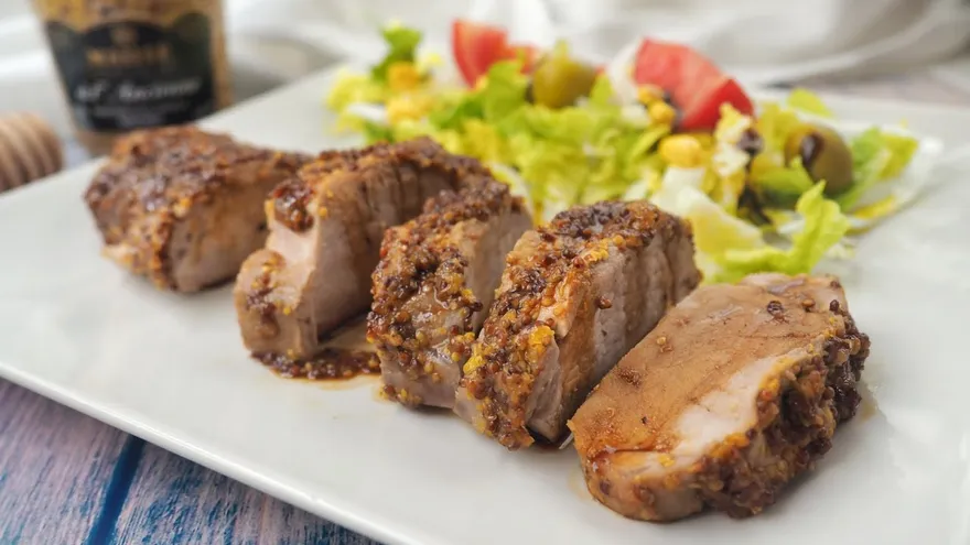 Solomillo de cerdo ibérico a la mostaza con tocino. la suavidad hecha carne y un gran sabor