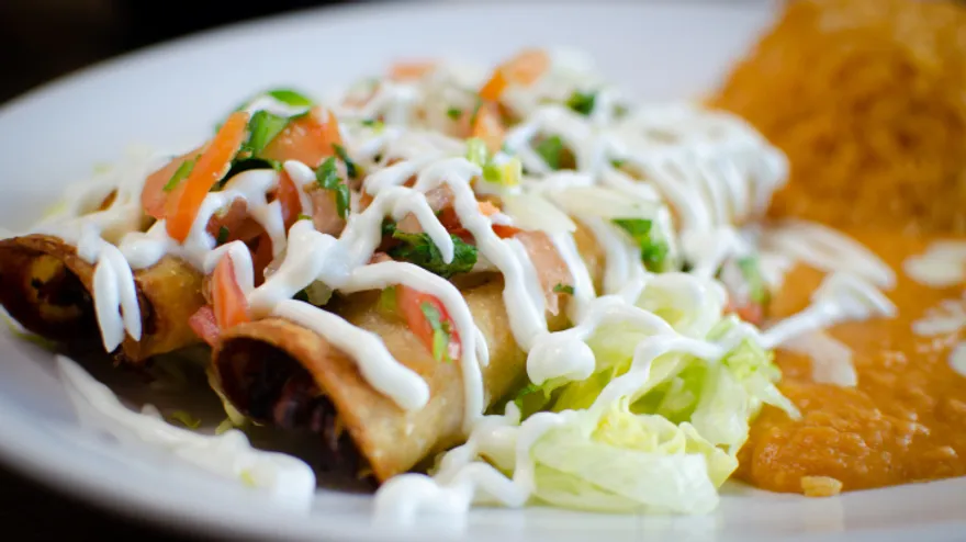 Flautas de chicharrón y frijol en salsa morita. Un clásico dorado con carácter.