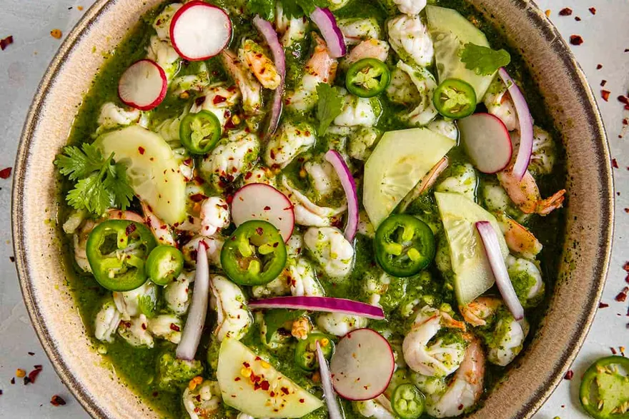 Aguachile tropical de pescado. El auténtico sabor del mar en tu mesa.