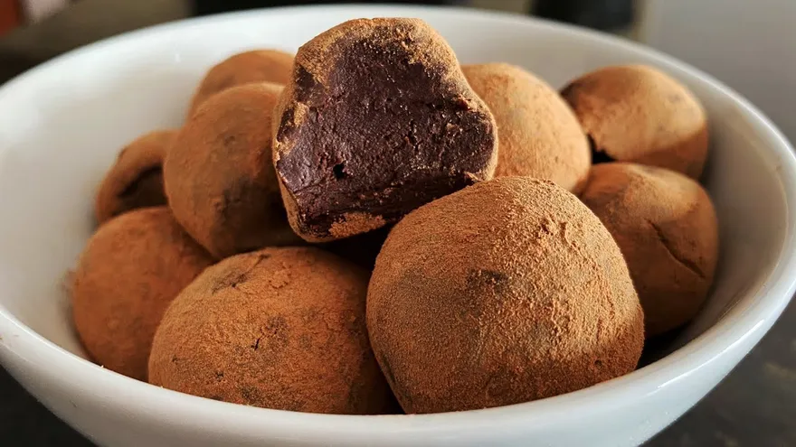 Trufas. Dulce francés con aspecto y sabor similar al bombón.