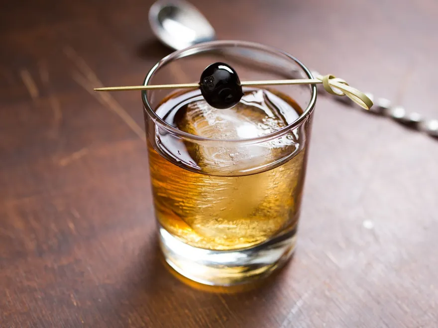 Vieux Carré Este coctel clásico, tiene carácter y bastante contenido alcohólico (pues se elabora mezclando solo licores). Tiene puntos amargos y dulces, pero muy balanceados por lo que, pese a su elevada graduación, es muy sutil para beber
