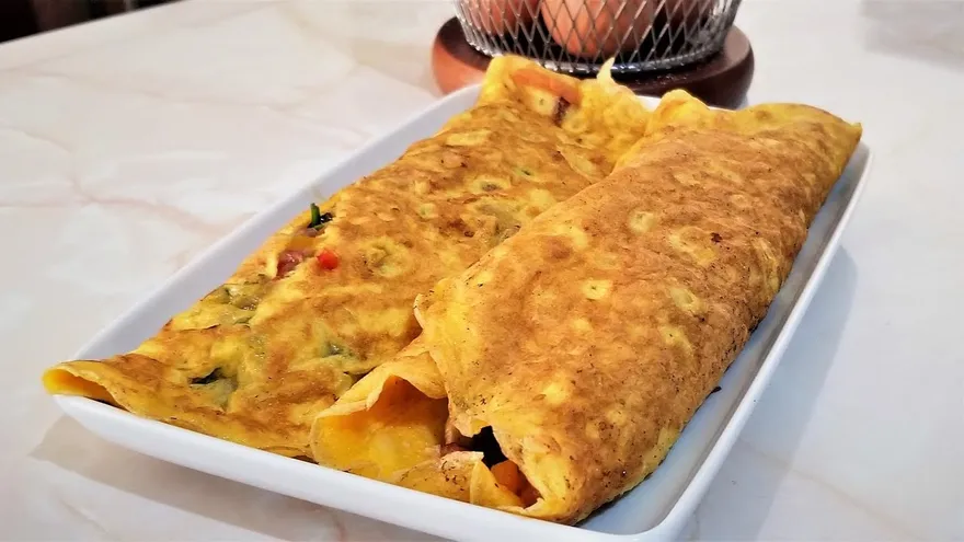 Omelette con queso al estilo francés, un desayuno sin poder quitar el estilo francés la combinación de el queso chihuahua, el queso cotija y la crema ácida, hacen un festival de sabores. Residente y yo te tenemos esta exquisita receta para tus mañanas