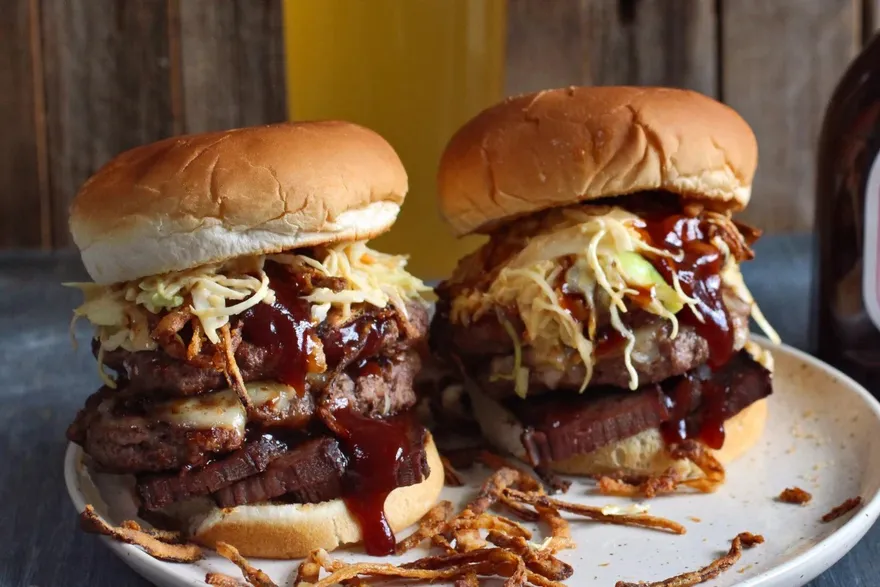 Fried Brisket Burger. Un platillo gourmet de máxima jugosidad.