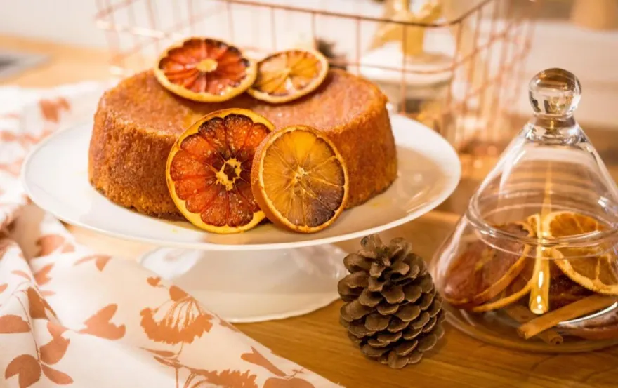 Panqué de naranja en asador con mermelada de fresa y balsámico. Con el sabor ahumado lo pone a otro nivel