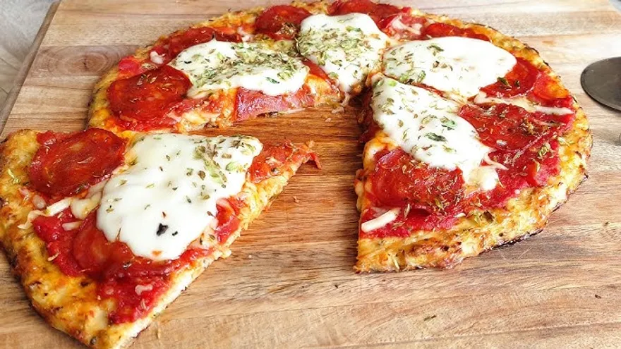 Pizza de coliflor y parmesano. Sabor y sencillez, serían las palabras perfectas para describir esta receta, a disfrutar amigos.