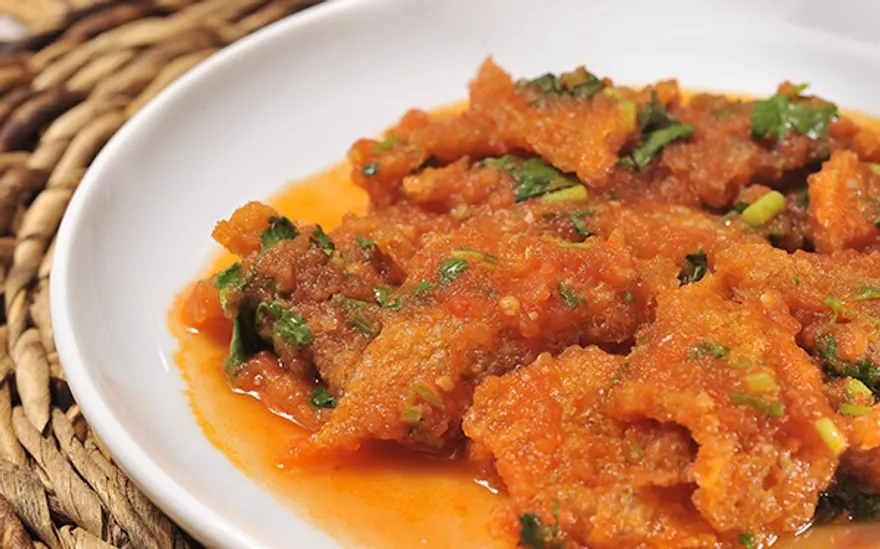 Montadito de huevo con chicharrón en salsa de chile manzano, en casa se puede comer sabroso, ¡Claro que sí! Les dejo un platillo que me encanta y acompañado de un café, ufff te hace tu día. ¡Disfruten!