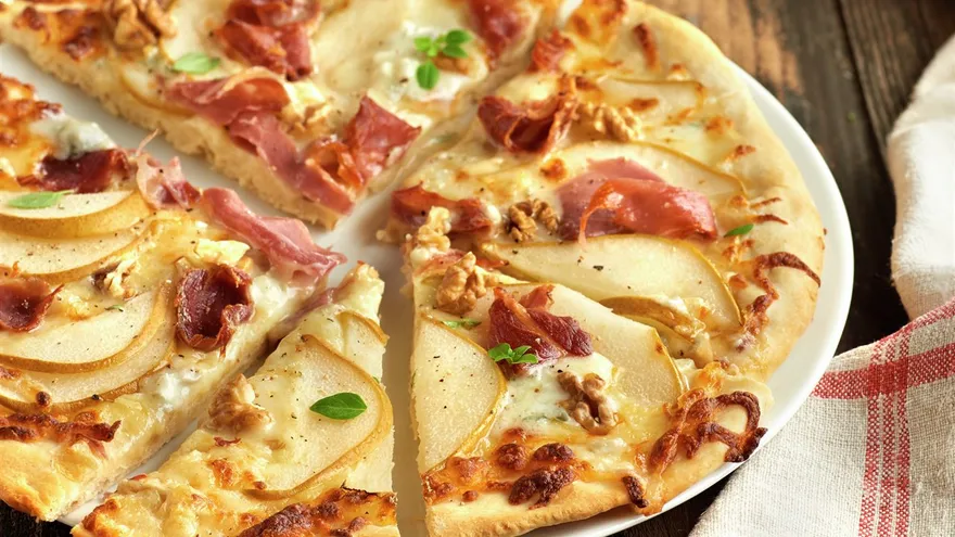 Pizza de pera. Con prosciutto y nuez garapiñada.