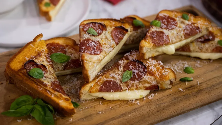Pizza Grilled Cheese, una rica fusión entre los italiano y lo gringo