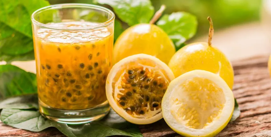 Maki Fizz, un trago fresco con maracuyá, mango y otros ingredientes que te encantarán