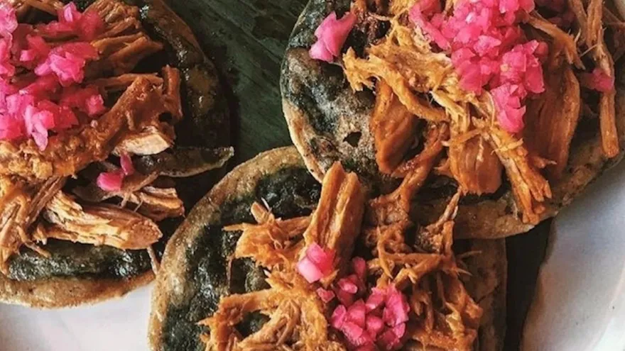 Tacos de cochinita pibil. Con tortillas de maíz azul.