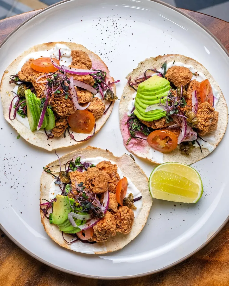 Tostadas de chicharrón de salmón con salsa oriental