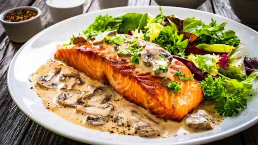 Salmón relleno. Con queso de cabra y salsa de hongos.