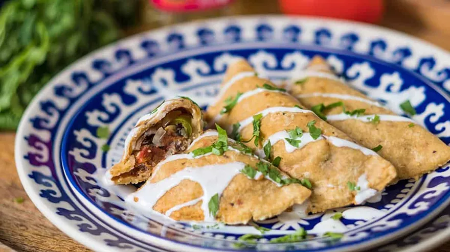 Quesadillas de camarón. Cremositas en salsa de Huitlacoche.