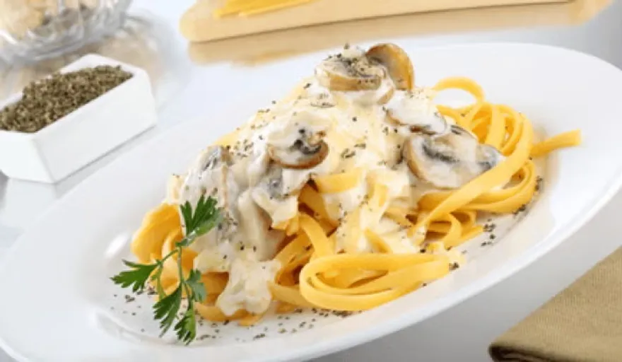 Tagliatelle all'Uovo. En salsa cremosa Alfredo a los 4 quesos.