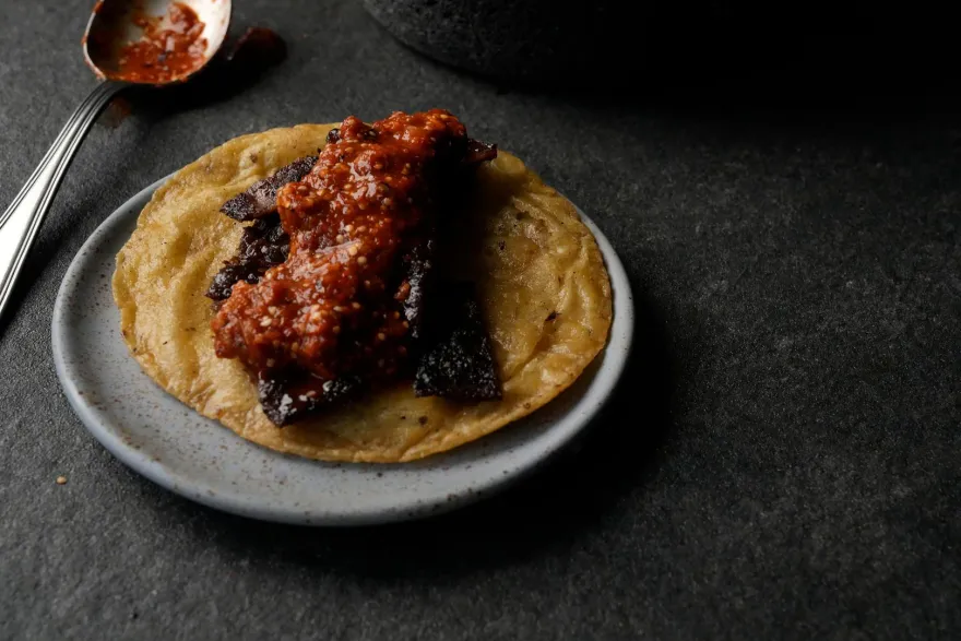 Taco de diezmillo mar y tierra con salsa de chile de árbol,