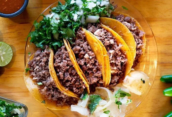 3 taquerías nocturnas "de siempre" sobre avenida Olmeca en Guadalupe. Carne asada, frijoles, cebolla y salsas caseras