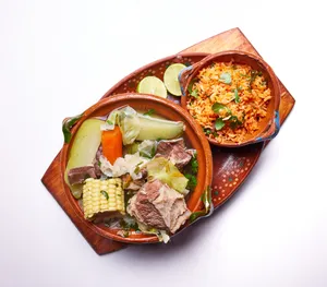 El caldo de res de Los Frijoles, servido en barro y acompañado con arroz rojo tradicional, ya es "Platillo Icónico de Nuevo León"