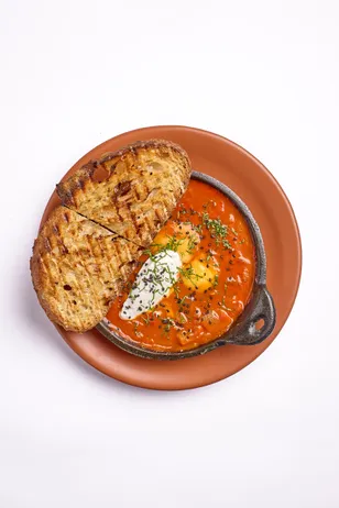 Con una receta originaria de magrebí, el Shakshouka de Higuera ya es Platillo Icónico de Nuevo León