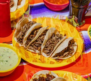 ¿Antojo de tacos mañaneros? Aquí algunas opciones en Monterrey Sur con hasta 20 guisos diferentes: barbacoa, asado de puerco, chicharrón, choriqueso, machacado y más