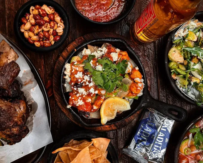 En NL hay pocos 'botaneros' en el estricto sentido de la palabra. Aquí 5 opciones en la ciudad, 2 de ellas abrieron recientemente