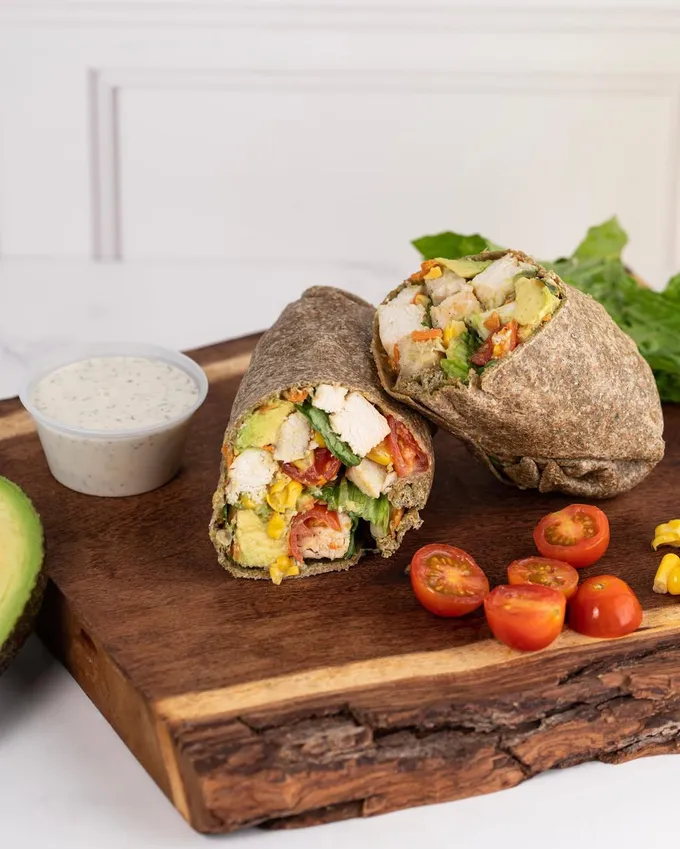 Wraps, una mezcla entre burrito y sándwich con el fin de ser una alternativa saludable. Aquí opciones para probarlos: Chuga, Trust y Casa Macro