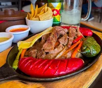 Tres restaurantes cerca del Estadio BBVA que cierran tarde y tienen música en vivo, bebidas y platillos para compartir: La Faena, Clamateria Mexquitic y El Garza