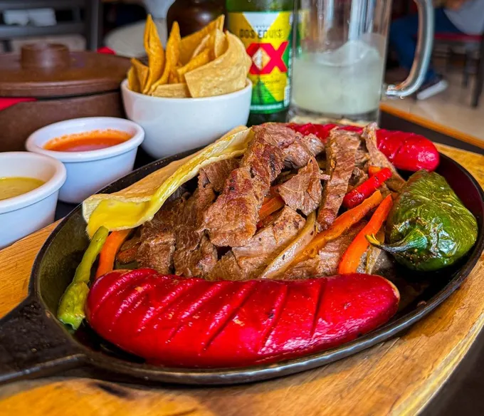 Tres restaurantes cerca del Estadio BBVA que cierran tarde y tienen música en vivo, bebidas y platillos para compartir: La Faena, Clamateria Mexquitic y El Garza