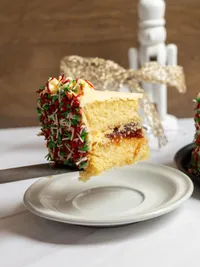 Tres pasteles en 3 pastelerías con 3 significados importantes para el Año Nuevo: oro, abundancia; rojo, amor y confianza; y amarillo, buena suerte