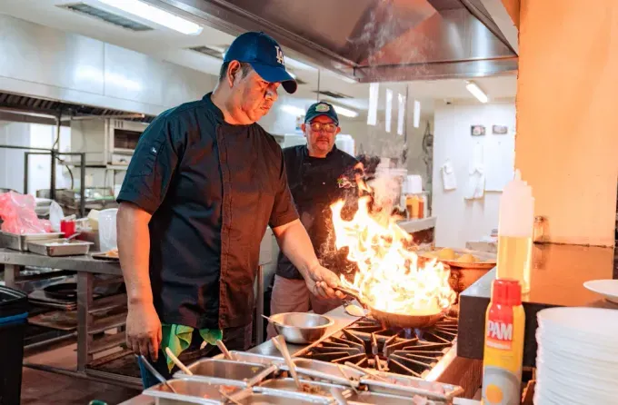 Héroes del servicio Coca-Cola. "Hago 30, 000 panes cada año para la semana de aniversario de Max", la receta del éxito de El Lugar de Max