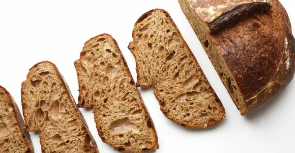 Elaborado con masa madre de larga fermentación, con una corteza crujiente y con miga suave, Pan Campesino de BreAd ya es "Platillo Icónico de NL"