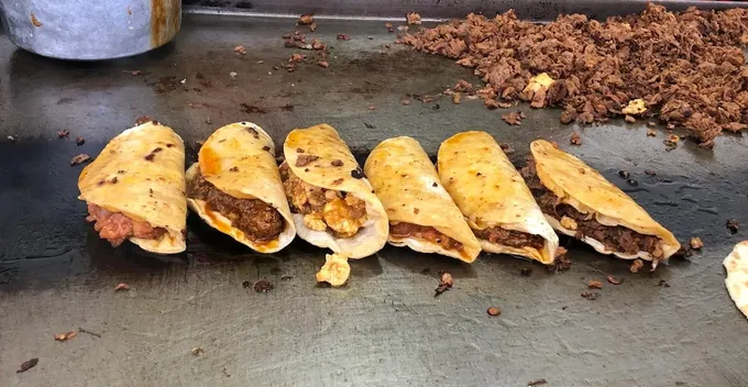 Resumen 2025. Tacos, tortas y comida árabe: te compartimos 3 de las notas más populares de Residente en 2025. ¿Ya las leíste?