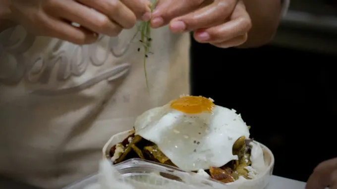 ¿Qué hace a los antojitos mexicanos tan queridos? Algunos dicen que es por la tradición y la nostalgia, otros dicen que es por su sabor local