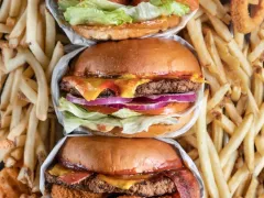 ¿Qué comes los viernes? 50 "Godínez" contestaron: Carl's Jr.