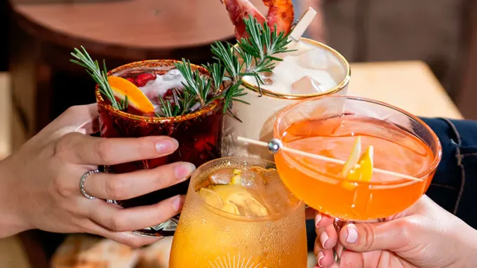 Cócteles de moda entre los regios para el verano