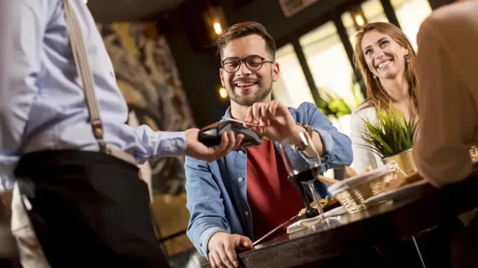 La cuenta se divide parejo, pero quien toma o come mucho debe ofrecerse a pagar más