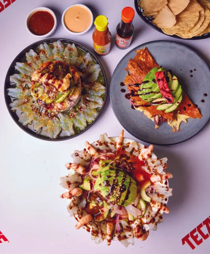 Mariscos El Gordo, se ha vuelto icónica su tostada con pulpo, camarón, callo y ceviche en capas, con salsas