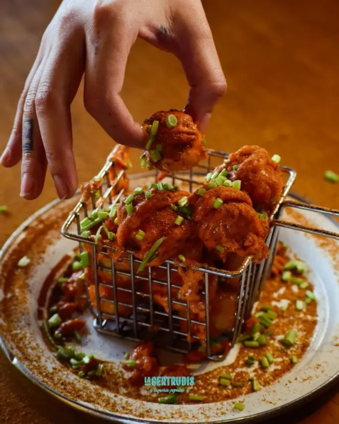 Papas Chatas de La Gertrudis: Lo que le faltaba al "gigante de acero" para redondear su oferta gastronomica.