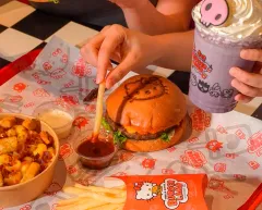 Lo más pop entre lo pop: Hello Kitty Burgerland, la locura por los espacios temáticos y la nostalgia
