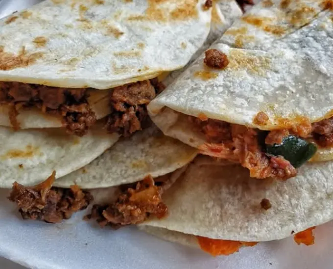 Ahí nomas: 14 ordenes de 5 tacos de guisados por $500 pesos. Tacos de la Croc, ¡Lo Máximo!