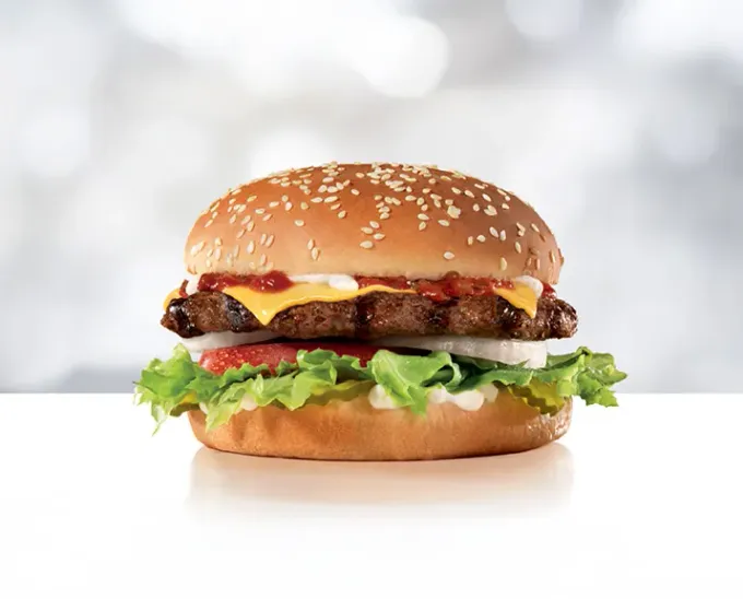 Los lunes de agosto hamburguesas a $50. Carl´s Jr. La más consumida en NL, llega a su sucursal número 50.