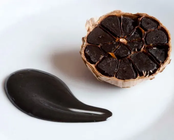 RECETA. Tres recetas con el ajo negro de Mamá de Rocco: mayonesa negra, solecitos de huevo y pan, y parmesan zucchini rings