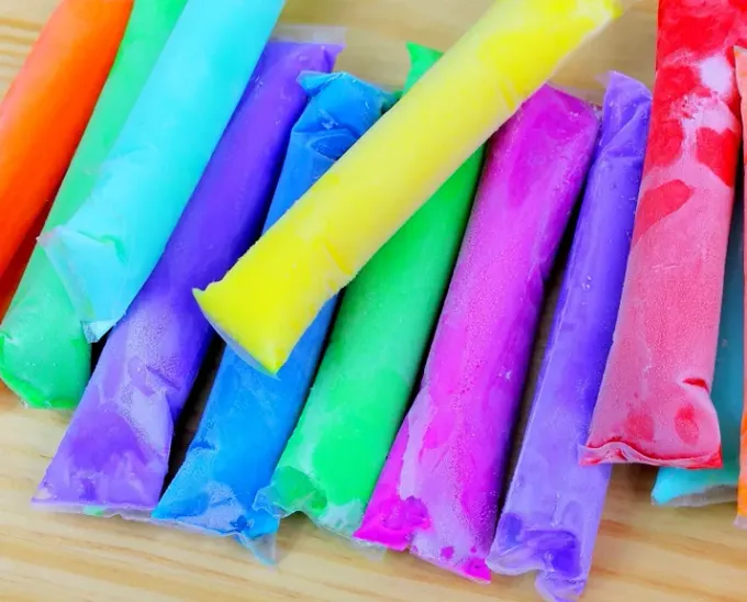 ¿Chupar plástico con hielo endulzado adentro? Les dicen sabalitos o bolis y han pasado del carrito al supermercado. Aquí su historia