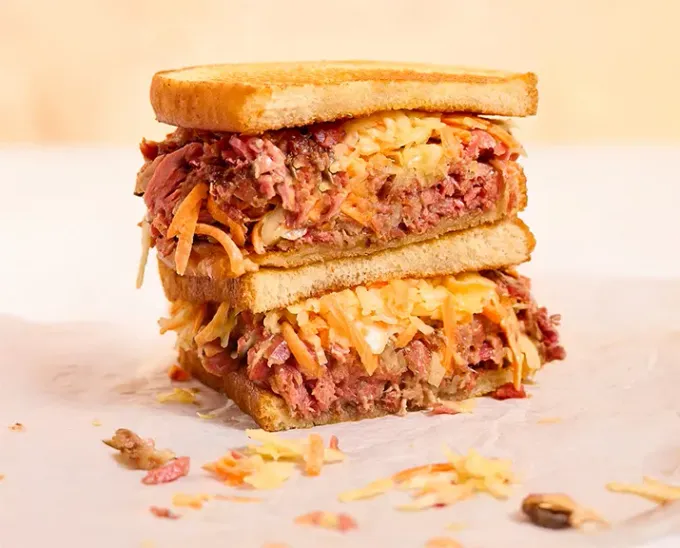 ¿Fuiste a NY este verano? ¡Nosotros tampoco! Pero sí llegó a Mty Gregg´s Deli con sandwiches de pastrami y roast beef