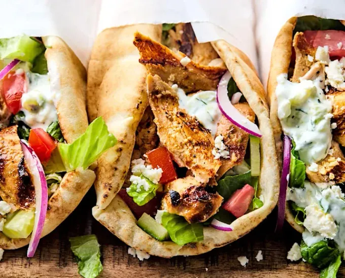 01/09 día del gyro. El delicioso "taco" griego que aún es escaso en los menús de NL. Aquí 4 opciones desde $150