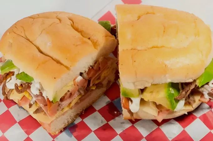 Torta de 1kg a $180 en zona Tec. Ahorro acompañado de lucha libre en El Ring de las Tortas