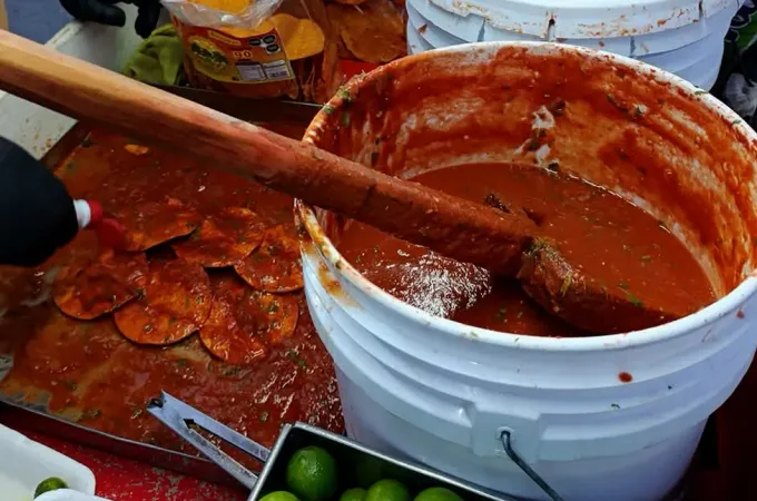 Tostadas de... nada. En El Cucharón basta con bañarlas de salsa para lograr una delicia que se ha vuelto un referente gastronómico de NL